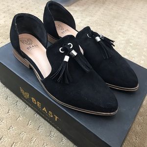 Beast tassel cutout loafers